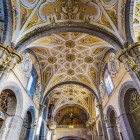 Le volte della chiesa di Santo Domingo a Puebla sfoggiano eleganti geometrie barocche e neoclassiche, con archi armoniosi e decorazioni dorate che amplificano luce e solennità.