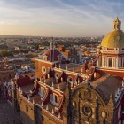 Il centro di Puebla affascina con le sue piazze eleganti, la cattedrale barocca e le strade colorate ricche di storia, mercati artigianali e un’atmosfera vivace e autentica.