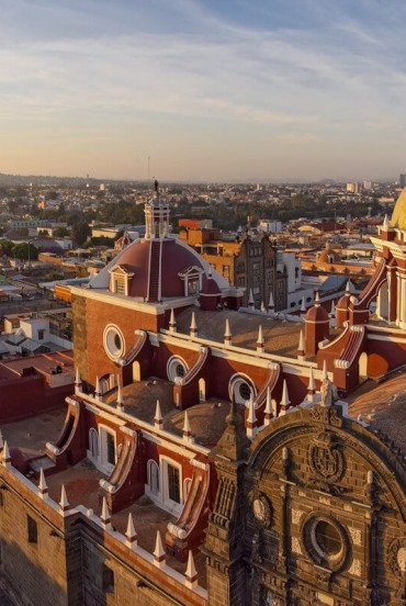 Il centro di Puebla affascina con le sue piazze eleganti, la cattedrale barocca e le strade colorate ricche di storia, mercati artigianali e un’atmosfera vivace e autentica.