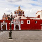 La piazza e la chiesa di Santo Domingo a Puebla offrono un’atmosfera suggestiva: la facciata barocca domina uno spazio tranquillo, circondato da portici, colori coloniali e vita locale autentica.