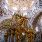 La Cappella della Vergine del Rosario a Puebla è un trionfo del barocco: oro, stucchi finissimi e luce soffusa creano uno spazio sacro ricco di dettagli che lascia senza fiato.