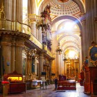 La Cattedrale di Nostra Signora dell’Immacolata Concezione presenta eleganti volte barocche e una maestosa cupola decorata, ricca di geometrie e luce.