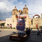 Le Catrinas, eleganti figure scheletriche vestite a festa, animano le strade di Oaxaca durante il Día de los Muertos, celebrando con colori e tradizione il legame tra vita e memoria.