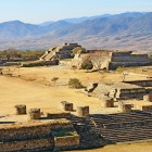 Monte Albán, imponente sito precolombiano di Oaxaca, domina una valle spettacolare con terrazze, piramidi e antiche piazze cerimoniali. Un luogo sacro ricco di storia zapoteca