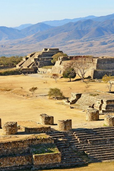 Monte Albán, imponente sito precolombiano di Oaxaca, domina una valle spettacolare con terrazze, piramidi e antiche piazze cerimoniali. Un luogo sacro ricco di storia zapoteca