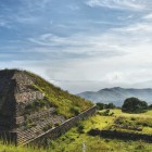 Monte Albán domina la valle di Oaxaca con terrazze, piramidi e piazze cerimoniali. Antica capitale zapoteca, offre panorami spettacolari e un’immersione unica nella storia precolombiana.