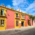 Oaxaca, Messico: strade pittoresche della città vecchia, fiancheggiate da vivaci edifici coloniali che illuminano il centro storico con colori, storia e un fascino autentico senza tempo.