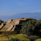 Piramide zapoteca a gradoni con eleganti dettagli in pietra, incisioni rituali e geometrie armoniose che raccontano l’antica maestria architettonica delle civiltà precolombiane.