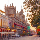 Le strade di Puebla incantano con le facciate colorate, l’architettura coloniale e un’atmosfera vivace fatta di mercatini, caffè tradizionali e scorci ricchi di storia.