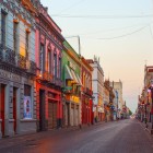 Le tipiche stradine coloniali di Puebla affascinano con case colorate, balconi in ferro battuto, ceramiche Talavera e un’atmosfera vivace che racconta la storia della città.