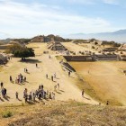 Vista panoramica del sito archeologico di Monte Albán in una splendida giornata invernale di sole piena di visitatori.