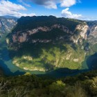 Veduta aerea mozzafiato del Cañón del Sumidero in Chiapas, un’imponente gola rocciosa che avvolge il fiume smeraldo. Uno dei luoghi naturali più spettacolari e visitati del Messico.