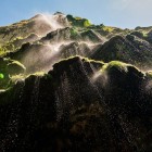 Le cascate del Cañón del Sumidero scendono leggere tra rocce ricoperte di muschio, creando spruzzi luminosi al sole. Un angolo magico del Chiapas, dove natura e luce si fondono in un paesaggio incantato.