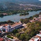 Chiapa de Corzo vista dall’alto mostra il suo affascinante centro coloniale affacciato sul fiume Grijalva, tra tetti rossi, vegetazione rigogliosa e barche che costeggiano le rive del Chiapas.