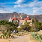 La Chiesa di San Pablo a Mitla, vicino a Oaxaca, è un suggestivo edificio coloniale costruito sopra antiche strutture zapoteche, simbolo dell’incontro tra culture e della storia viva del Messico.