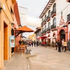 Il corso principale di San Cristóbal de las Casas è un vivace viale pedonale tra edifici coloniali colorati, caffè all’aperto, botteghe artigiane e un’atmosfera autentica e animata.
