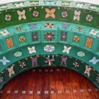 Decori vivaci in stile tradizionale adornano il portale della chiesa: motivi floreali, croci colorate e simboli tzotzil dipinti a mano creano un arco ricco di spiritualità e cultura.