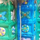 I vivaci rilievi floreali e i simboli Tzotzil del portale di San Juan Chamula, dipinti in toni brillanti di verde, blu e celeste, raccontano l’identità spirituale e simbolica del popolo tzotzil.