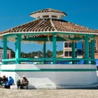 Il Templo de San Juan Chamula domina la piazza con il suo gazebo centrale, immersa in riti unici e nella vivace presenza dei locali tzotzil, custodi di antiche tradizioni maya.