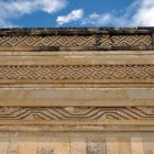 Retroscena a mosaico con intricati disegni geometrici scolpiti sulle antiche pareti del sito archeologico di Mitla, a San Pablo Villa de Mitla, nella valle di Oaxaca, in Messico.