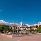 La città di Mitla con la sua piazza principale e il Palazzo Municipale di San Pablo Villa de Mitla offre un affascinante scorcio di architettura tradizionale nel cuore dell’Oaxaca, in Messico.
