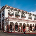 Il Municipio di San Cristóbal, spesso chiamato “Palacio de Gobierno”, è una costruzione neoclassica con una serie di archi sostenuti da colorate colonne toscane.