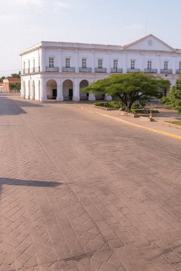 Il municipio bianco di Tehuantepec domina la piazza centrale con i suoi portici eleganti, circondato da vie coloniali, alberi ombrosi e dalla vivace atmosfera tipica del sud del Messico.