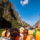 Navigare in motonave nel Sumidero Canyon significa attraversare gole imponenti alte centinaia di metri, immersi tra natura selvaggia, acque verdi e panorami spettacolari del Chiapas.