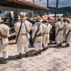 I Tzotzil, antico popolo indigeno delle Highlands del Chiapas, parlano l’omonima lingua maya, una delle 31 ancora vive, preservando tradizioni e identità ancestrali.