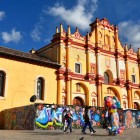 La Cattedrale di San Cristóbal de la Casas, con la facciata barocca giallo-rossa e vivaci murales ai piedi, domina la piazza con colori intensi e un fascino coloniale unico nel Chiapas.