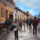 San Cristóbal de las Casas, Messico, una strada della storica città di montagna, caratterizzata da vivace architettura coloniale e strette vie acciottolate del sud del Messico.