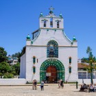 La chiesa di San Giovanni Battista di San Cristobal non appartiene più alla diocesi: gli abitanti praticano rituali tradizionali autonomi, preservando una spiritualità profonda e legata alla loro identità culturale.