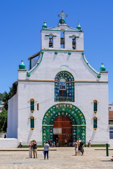 La chiesa di San Giovanni Battista di San Cristobal non appartiene più alla diocesi: gli abitanti praticano rituali tradizionali autonomi, preservando una spiritualità profonda e legata alla loro identità culturale.