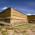 Il complesso archeologico di Mitla mostra eleganti muri decorati con mosaici geometrici zapotechi, perfettamente incastonati nel paesaggio desertico e nel cielo limpido dell’Oaxaca.