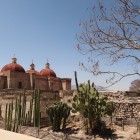 Nel sito archeologico di Mitla scopri antiche rovine zapoteche, mosaici unici e la suggestiva chiesa di San Pablo, simbolo dell’incontro tra culture nel cuore di Oaxaca, in Messico.