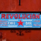 L’insegna vivace del ristorante Revolución spicca sul rosso coloniale, invitando a scoprire un locale animato con café bar, lounge e musica dal vivo ogni sera nel cuore di San Cristóbal.