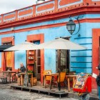 Caffè locale in una tipica strada della storica città di montagna, con vivace architettura coloniale e strade acciottolate del sud del Messico.