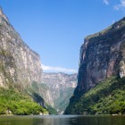 Il Canyon del Sumidero in Chiapas si apre in una gola imponente, con pareti verticali alte centinaia di metri che sovrastano il fiume verde. Un paesaggio maestoso e selvaggio, simbolo naturale del Messico.