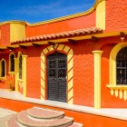 Le case di Zinacantán, nel Chiapas, mostrano un’architettura semplice e colorata, con facciate decorate  e colori vivaci, tetti bassi e dettagli artigianali che riflettono la cultura e le tradizioni tzotzil.