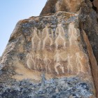 Antiche incisioni rupestri di Gobustan raffigurano figure umane e scene rituali. Testimonianze preistoriche uniche, simbolo della storia millenaria dell’Azerbaigian.