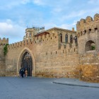 Le antiche mura di Icherisheher a Baku raccontano secoli di storia. Fortificazioni medievali ben conservate che custodiscono il fascino autentico della città vecchia.