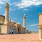 La Moschea Bibi Heybat di Baku colpisce per eleganza e minareti slanciati. Un importante luogo spirituale dell’Azerbaigian, tra storia, architettura e panorama suggestivo.