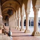 Antico caravanserraglio a Baku con eleganti arcate e cortile storico. Un luogo suggestivo che racconta la tradizione della Via della Seta nel cuore dell’Azerbaigian.