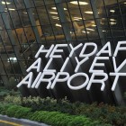 L’aeroporto di Baku presenta uno stile futuristico e organico, con grandi vetrate, volumi curvi e interni in legno che richiamano capsule naturali, unendo tecnologia e design elegante.