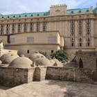 Le antiche Terme Gasim Bey, con le tipiche cupole in pietra, sorgono nella Città Vecchia di Baku accanto al Four Seasons Hotel, tra storia e lusso contemporaneo.