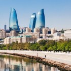 Il Boulevard di Baku si estende lungo il suggestivo lungomare del Mar Caspio, cuore elegante della capitale. Baku è la città più grande e dinamica dell’Azerbaigian.
