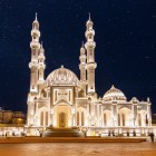 La splendida moschea di Baku colpisce per l’architettura elegante, le cupole imponenti e i minareti illuminati, simbolo spirituale e culturale della capitale azera.