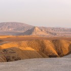 Le montagne di Gobustan regalano paesaggi spettacolari tra colline dorate e profili ondulati: un ambiente suggestivo e autentico, perfetto per scoprire la natura dell’Azerbaigian.