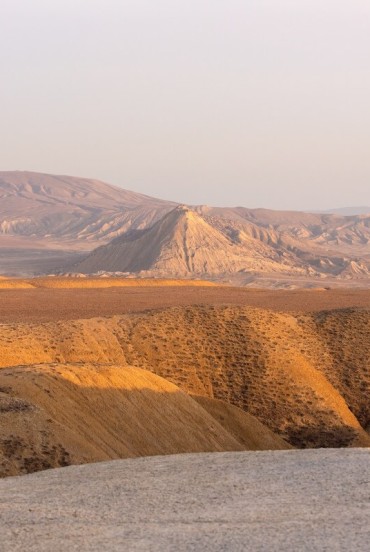 Le montagne di Gobustan regalano paesaggi spettacolari tra colline dorate e profili ondulati: un ambiente suggestivo e autentico, perfetto per scoprire la natura dell’Azerbaigian.