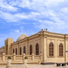 La Moschea Bibi Heybat, nel villaggio omonimo vicino a Baku, è un importante simbolo religioso e architettonico, nota per eleganza, decorazioni e forte valore spirituale.